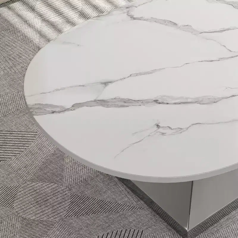 Table basse avec plateau en céramique et base contemporaine en acier inoxydable, une pièce maîtresse durable et élégante pour le salon.