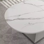 Table basse avec plateau en céramique et base contemporaine en acier inoxydable, une pièce maîtresse durable et élégante pour le salon.
