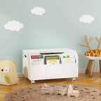 Banc de rangement pour jouets en bois avec 4 roulettes pivotantes, doté d'une étagère avant, d'un couvercle à charnières et de charnières de sécurité. Idéal pour l'organisation de la salle de jeux.