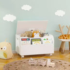 Banc de rangement pour jouets en bois avec 4 roulettes pivotantes, doté d'une étagère avant, d'un couvercle à charnières et de charnières de sécurité. Idéal pour l'organisation de la salle de jeux.