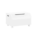 Banc de rangement pour jouets en bois avec 4 roulettes pivotantes, doté d'une étagère avant, d'un couvercle à charnières et de charnières de sécurité. Idéal pour l'organisation de la salle de jeux.