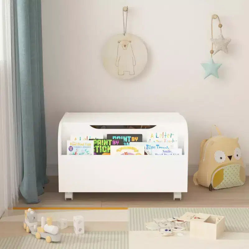 Banc de rangement pour jouets en bois avec 4 roulettes pivotantes, doté d'une étagère avant, d'un couvercle à charnières et de charnières de sécurité. Idéal pour l'organisation de la salle de jeux.