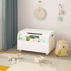 Banc de rangement pour jouets en bois avec 4 roulettes pivotantes, doté d'une étagère avant, d'un couvercle à charnières et de charnières de sécurité. Idéal pour l'organisation de la salle de jeux.